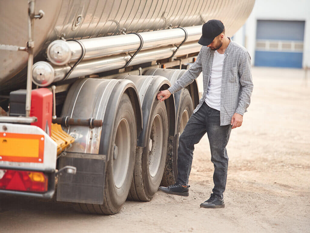 Signs-Your-Heavy-Truck-Needs-Repair---Get-R-Done